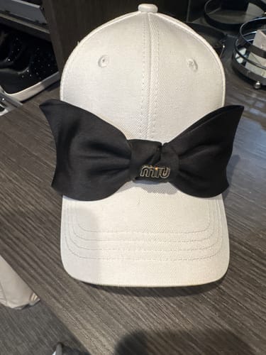 Customer photo review of MM BASEBALL CAP IN WHITE FABRIC WITH LARGE BLACK BOW