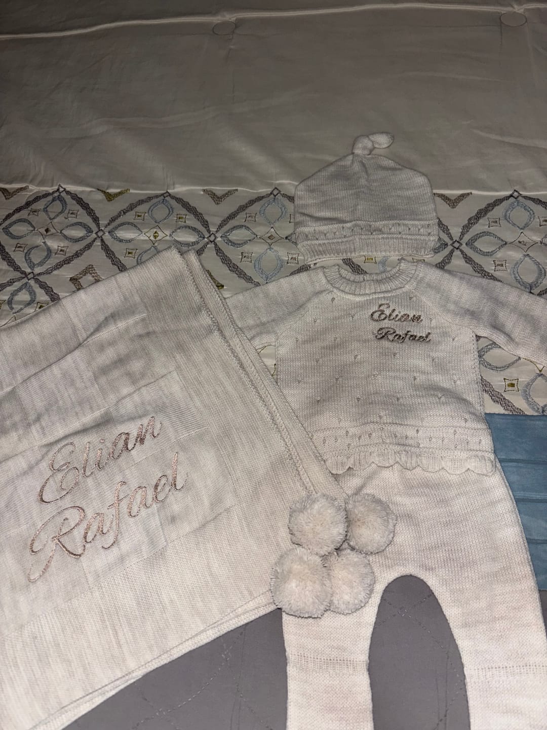 Customer photo review of Set tejido con manta y gorro personalizado