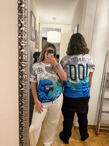 Deux clients portant le Maillot Spécial Brésil, montrant le devant avec un ara et le dos avec le numéro 100.