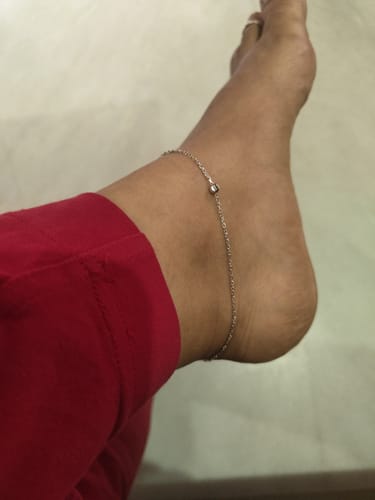 Reviewer showing the delicate Silver Minimal Bead Anklet on their ankle.