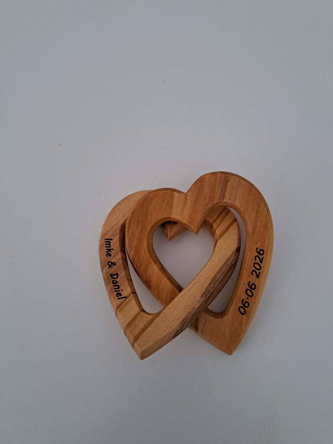 Customer photo review of Olivenholz personalisierte verbundene Herzen 10 cm Geschenk zur Hochzeit Valentinstag Jubiläum