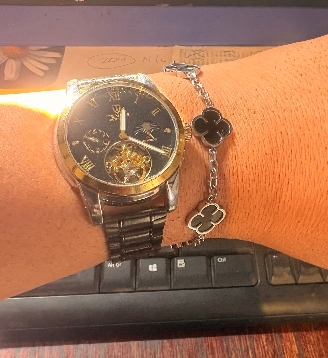 Customer photo review of Pulsera Black Clover
