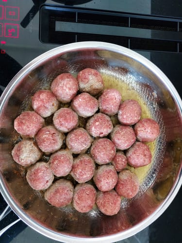 Rezensent brät Fleischbällchen in der Titanpfanne auf einem Induktionskochfeld.