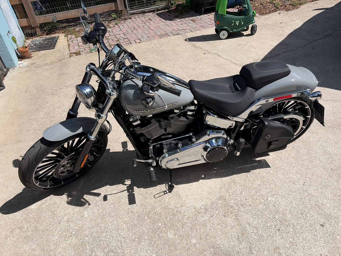 Customer photo review of 3L - Digilock Motorcycle Swingarm Bag for Harley Softail