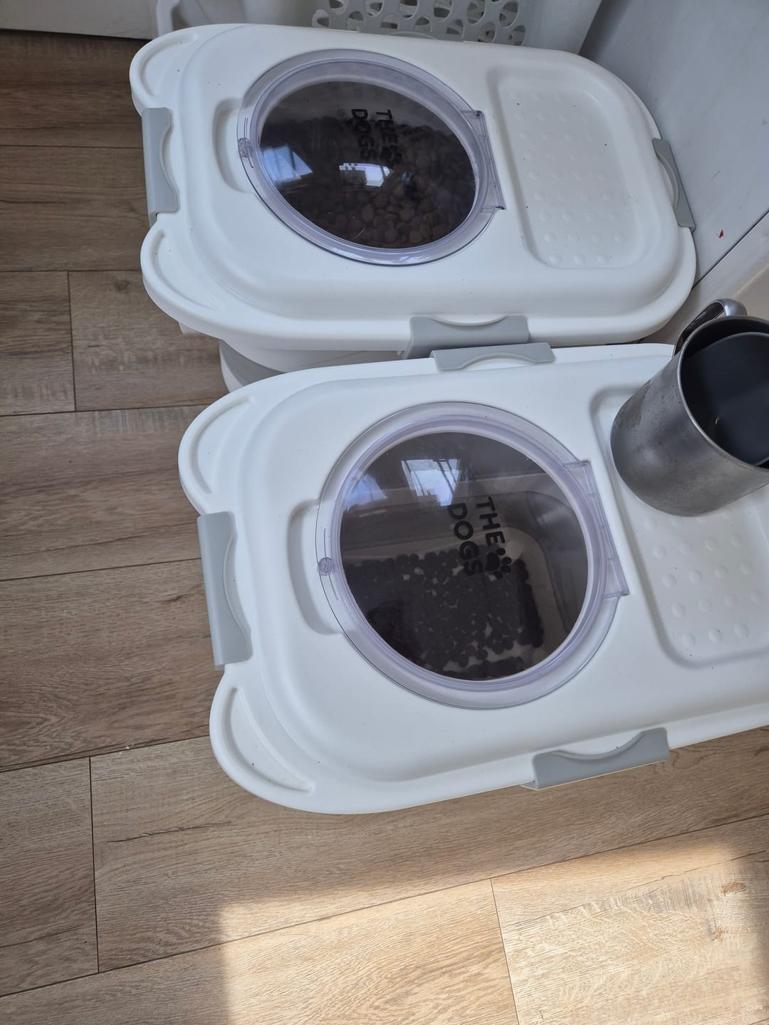 Customer photo review of Contenedor Hermético THE DOGS — Alimento fresco y sin olores