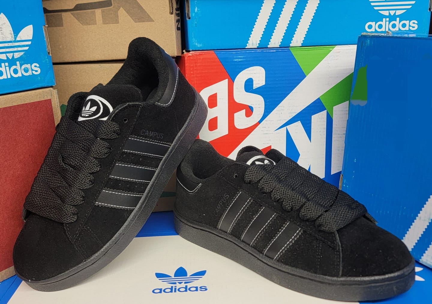 Customer photo review of Tenis Campus Negro Total