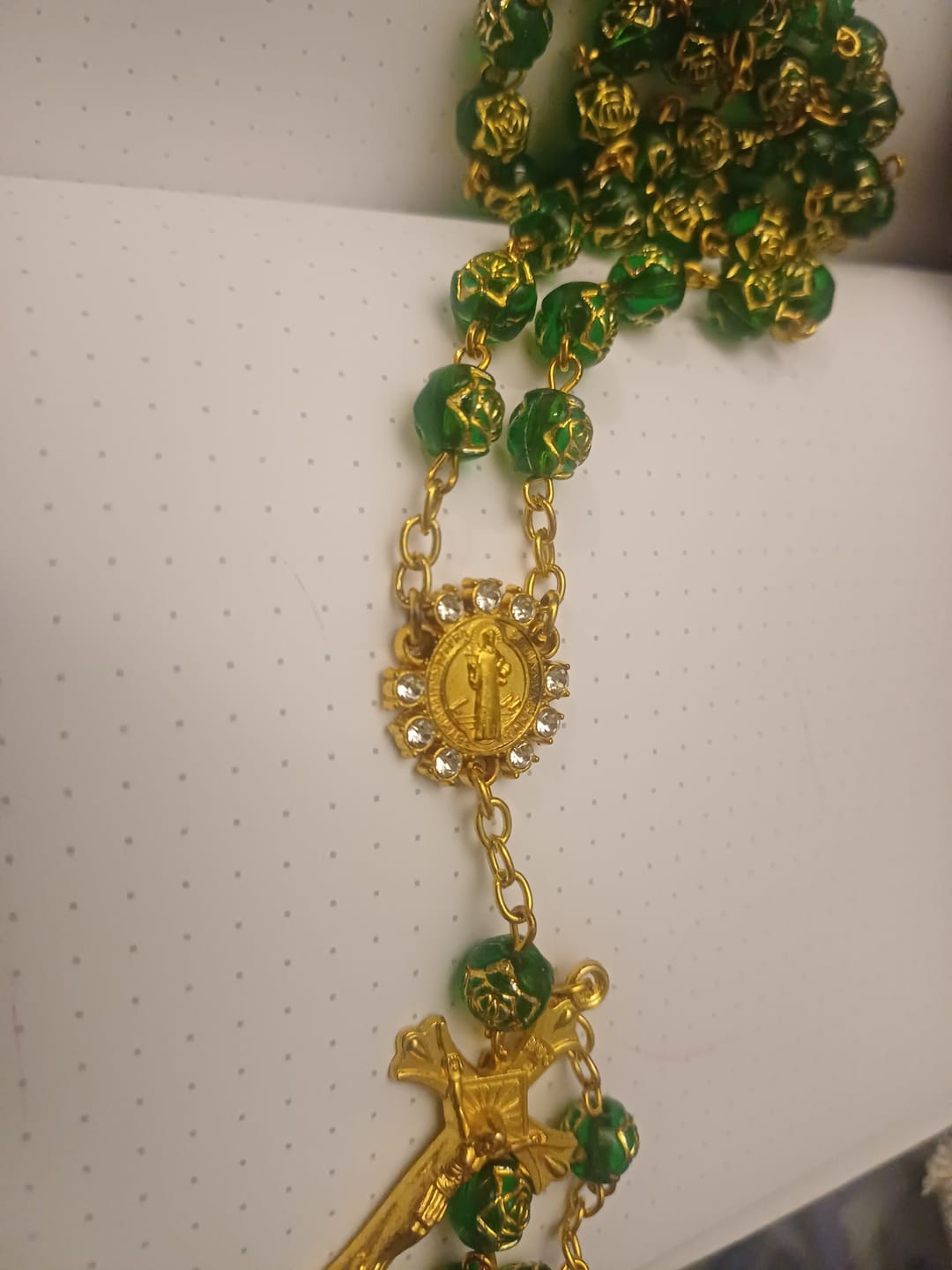 Customer photo review of Christianartworkshop St. Benedikt-Medaille und Kruzifix, 8 mm rund, mehrfarbig, Rosenkranzkette aus Acryllegierung