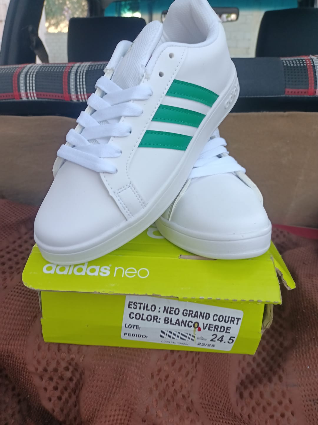 Customer photo review of Tenis Neo Grand Court Blanco Verde