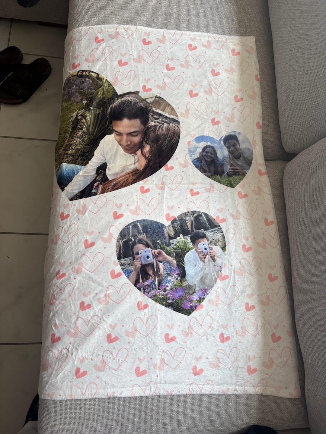 Customer photo review of Cobija frazada personalizable tres corazones