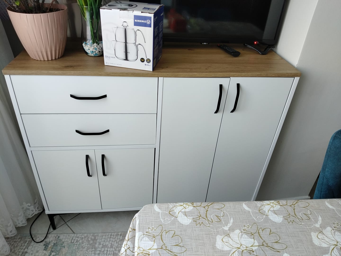 Customer photo review of Rani JE210 Kahve Köşesi Çok Amaçlı Dolap 4 Kapaklı 2 Çekmeceli Kiler Mutfak Dolabı Beyaz - Sepet Ceviz