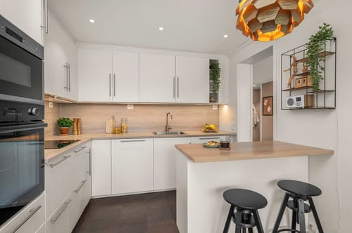 Anmelderens kjøkken sett fra en annen vinkel, med Oak minimal kontaktplast på benkeplaten.