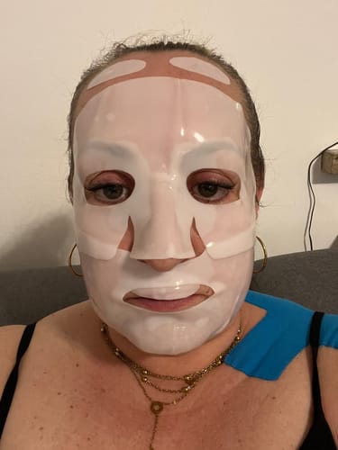 Rezensentin zeigt die Passform der Kollagen Boosting Maske, die an der Stirn zu kurz ist.