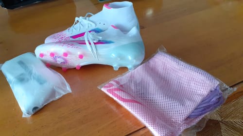 Avis photo d'un client sur F50 SPARKFUSION ELITE MID CUT ELITE FG/AG TRINITY - BLANC/ROSE ÉDITION LIMITÉE