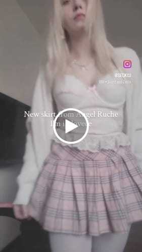 Customer video review of Girly Plaid Pleated High Rise Skirt (Pink)