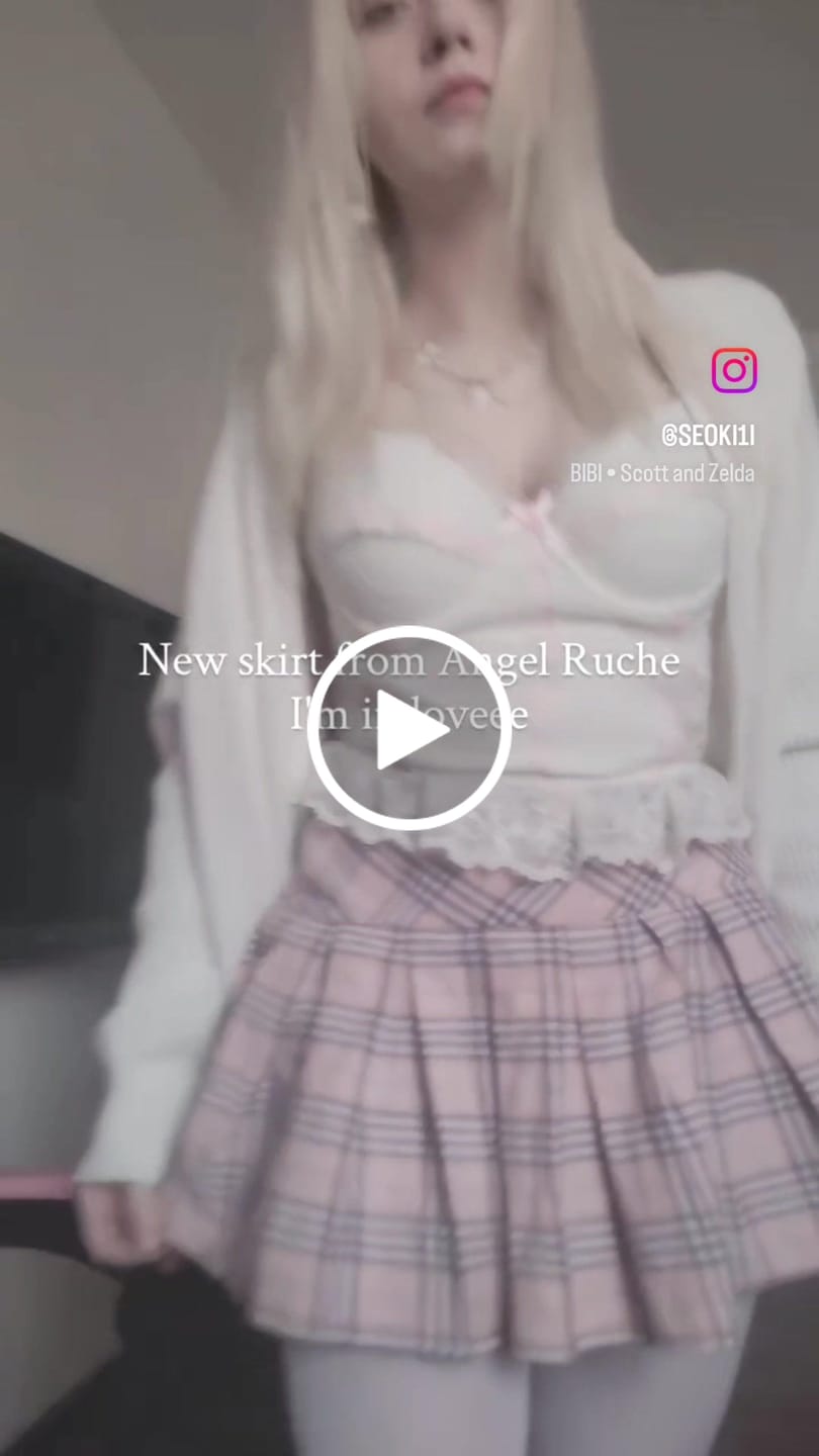 Customer video review of Girly Plaid Pleated High Rise Skirt (Pink)