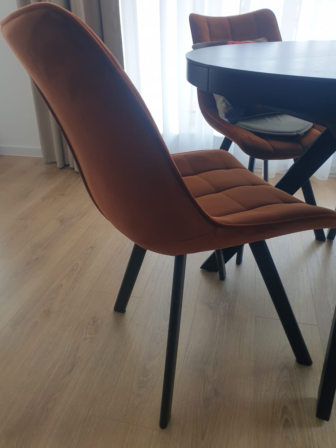 Customer photo review of Scaun K332, caramiziu/negru, stofa catifelata/metal, 46x61x84 cm