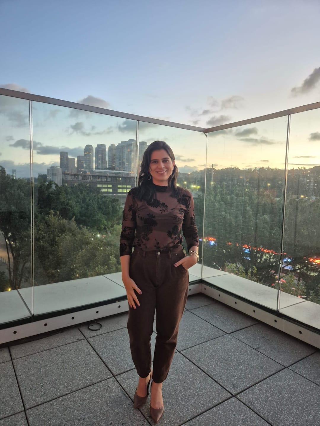 Customer photo review of Calça Jeans Slouchy Cacau Marrom Escuro