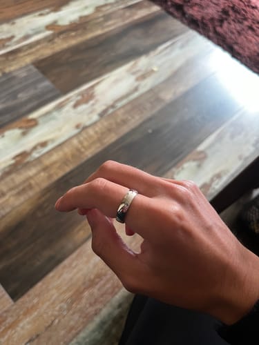 Cliente luciendo el Anillo Minimal en su mano, mostrando el elegante acabado pulido.