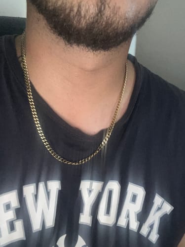 Primer plano de un cliente luciendo la Cadena Miami Cuban Oro de 5mm sobre su cuello.
