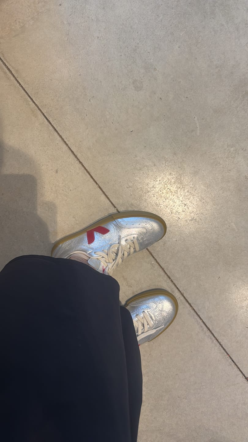 Customer photo review of סניקרס כסופות לנשים Veja Volley