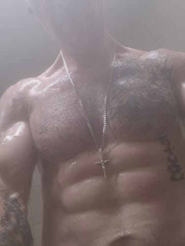 Customer photo showing a close-up of a lean, defined torso after using the 1-Androl supplement.