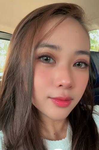 Close-up of a customer wearing the Exo Color Bebi Light Brown contact lenses.