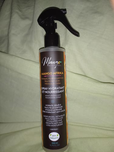 Photo par un client du flacon-spray Hydratant et nourrissant MANGO AFRIKA sur une surface en tissu.
