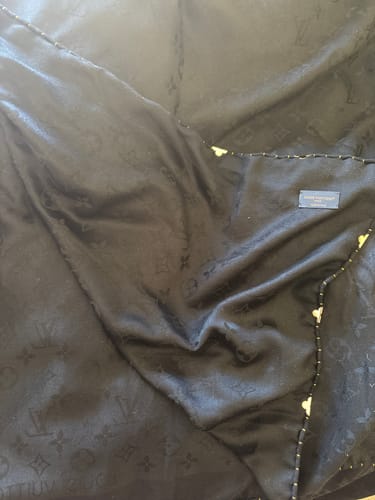 Customer photo review of EVERMORE SCARF 140 CM IN BLACK SILK AND WOOL 396258