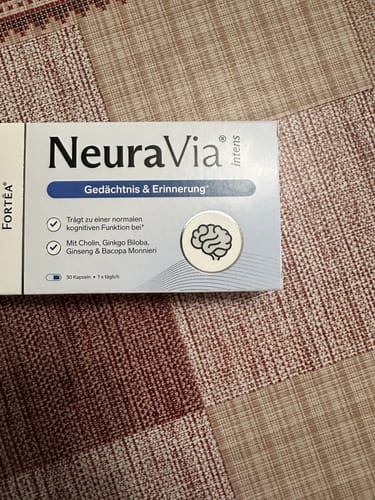 Ein Kunde zeigt die Schachtel von NeuraVia intens, einem Produkt für Gedächtnis & Erinnerung.
