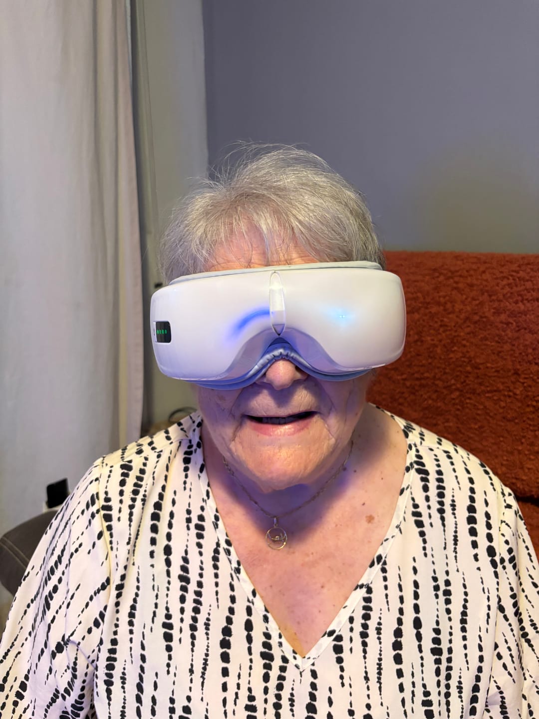 Customer photo review of NivaEyeMassager® Masajeador Ocular Antifatiga