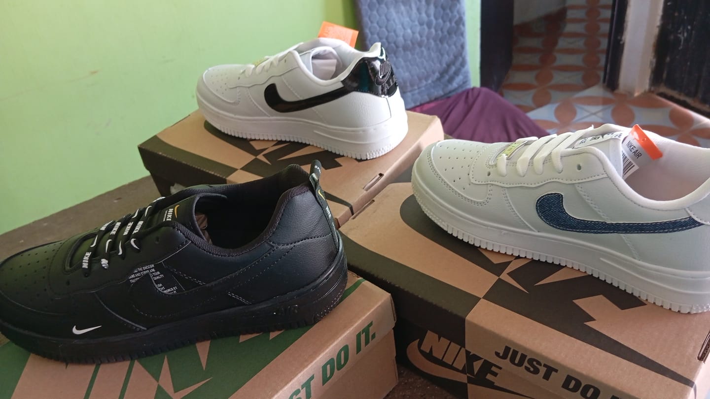 Customer photo review of Tenis 270 Blanco Jeans Marino