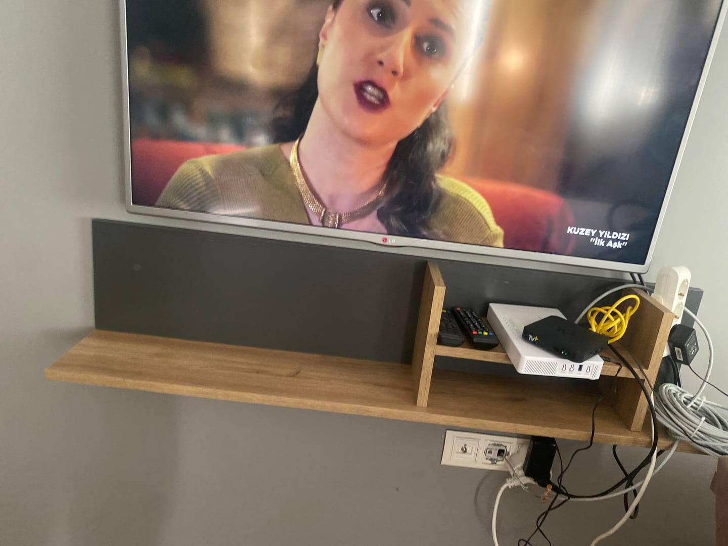 Customer photo review of Rani AE103 Dekoratif Duvar Rafı  Antrasit - Sepet Ceviz