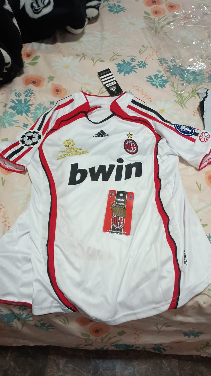 Customer photo review of Kit Infantil Milan II 2006/07