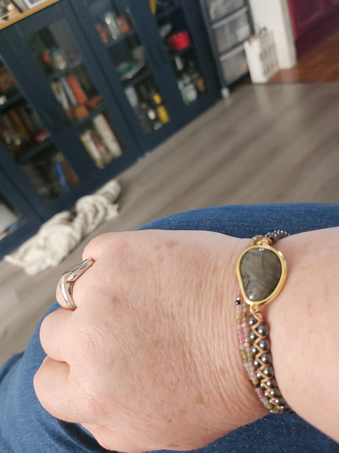 Customer photo review of Bracelet "Oeil Céleste" en Labradorite & Hématite