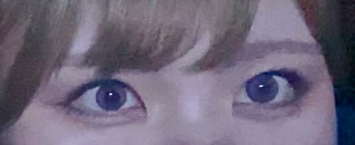 クローズアップ：Dolly Kristin 1Day - ラベンダーを装用したレビュー投稿者の目元。ラベンダー色が可愛い。