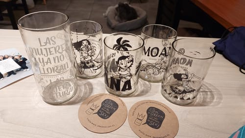 Cliente muestra el juego de vasos transparentes de Disney Moana sobre una mesa.