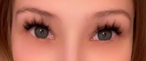 Eine Rezensentin zeigt eine Nahaufnahme ihrer Augen mit den voluminösen Manga Me Wimpern.