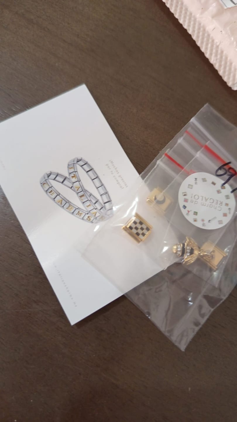 Customer photo review of Charm Colgante abeja dorada