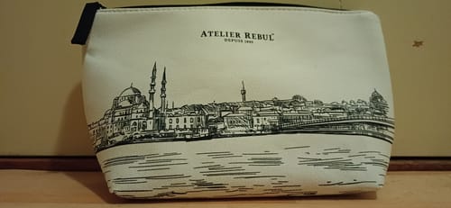 Recensent toont de witte Luxe Toilettas met een duidelijke print van de skyline van Istanboel.