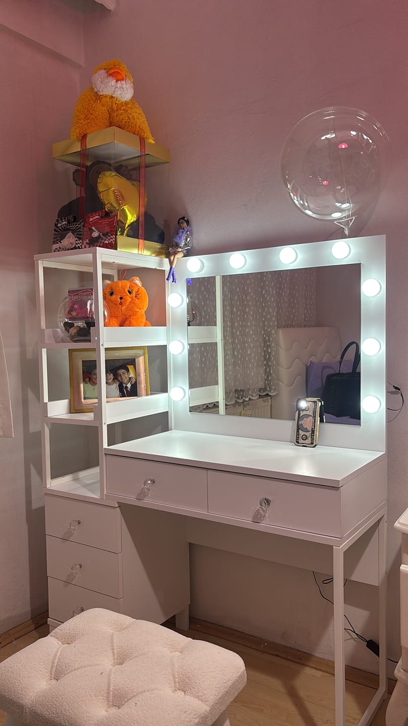 Customer photo review of Rani BJ155 Makyaj Masası 5 Çekmeceli Raflı Işıklı Aynalı Takı Düzenleyici Puf Takım Beyaz