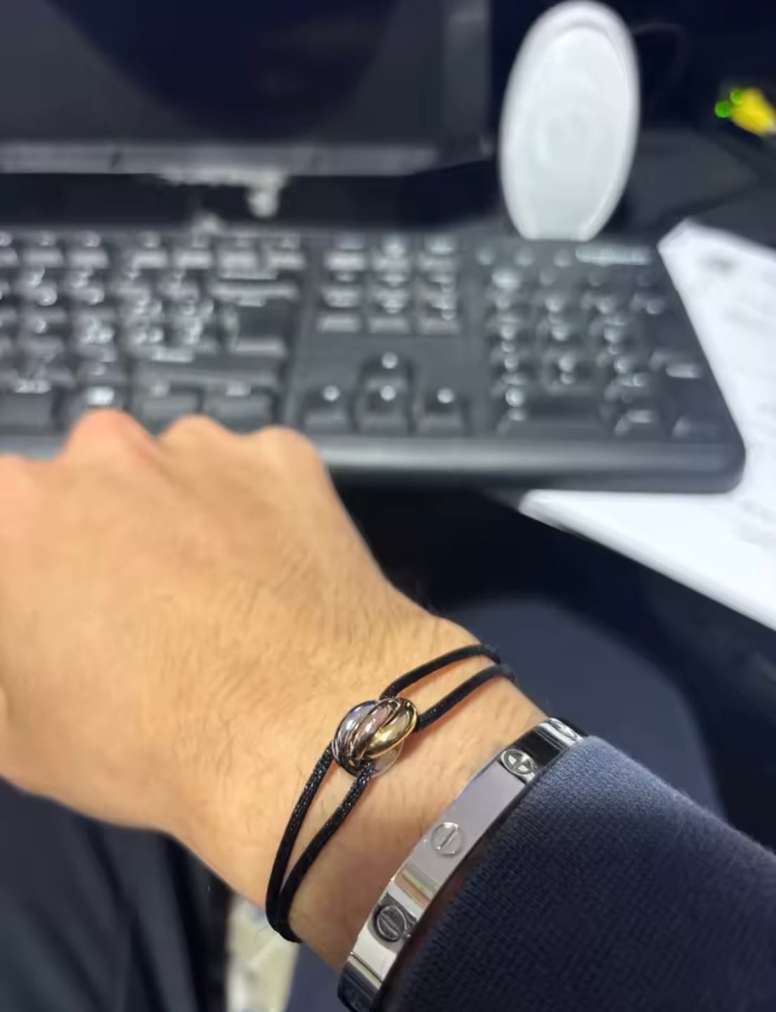 Customer photo review of צמיד אלגנטי עם חוט בגוון שחור עם טבעת משולשת בגווני זהב