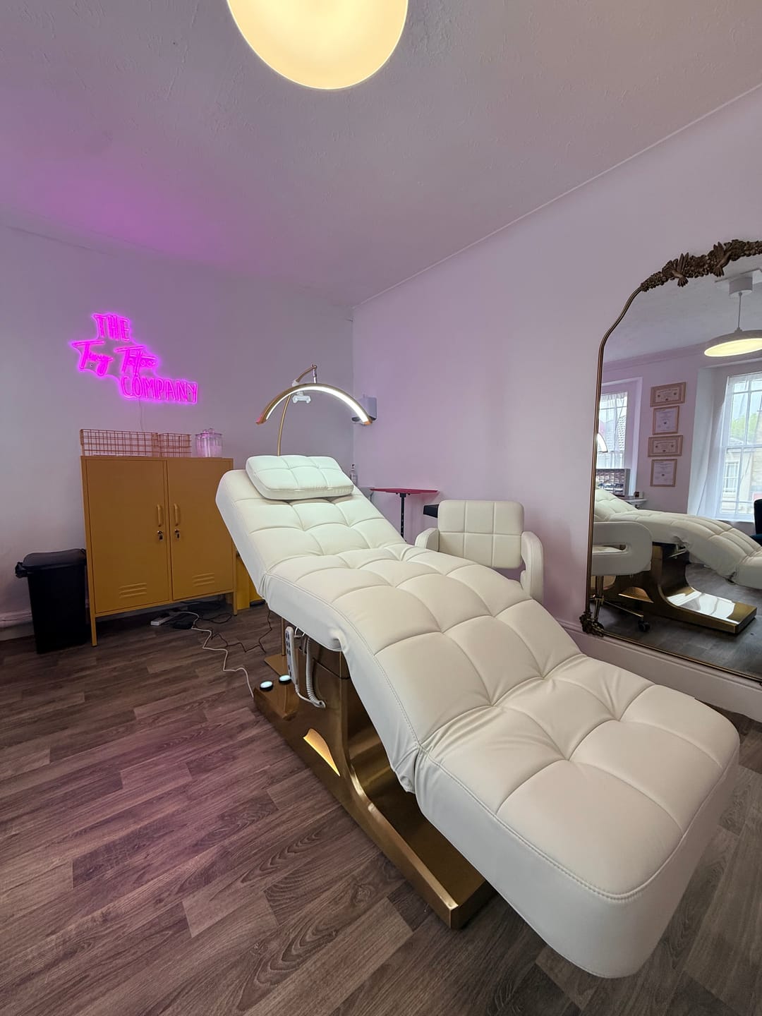 Customer photo review of Manufakturo Saphir version A Creamy – 4-Piece Beauty Studio Set: Luxury Bed, Chair, Lamp & Trolley