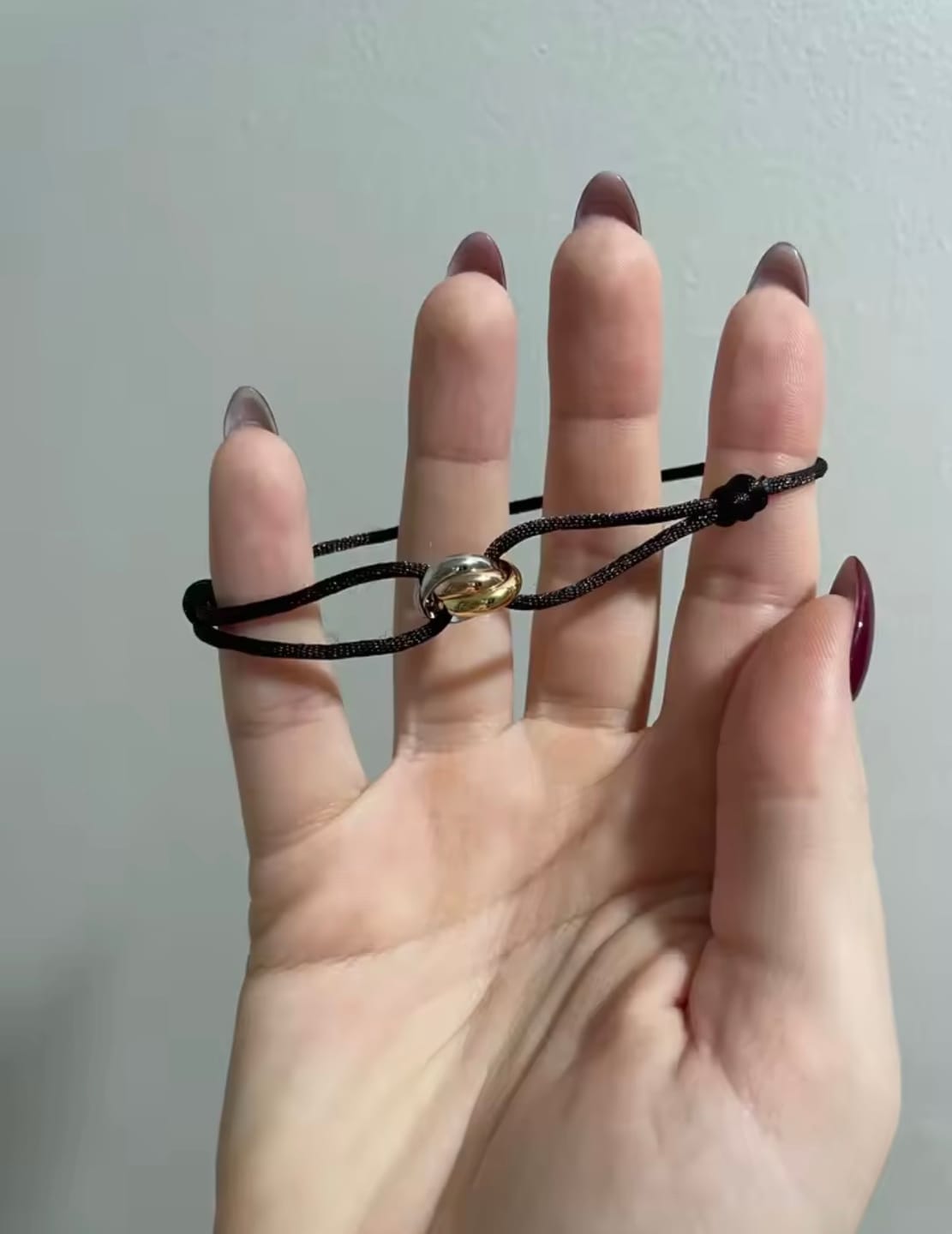 Customer photo review of צמיד אלגנטי עם חוט בגוון שחור עם טבעת משולשת בגווני זהב