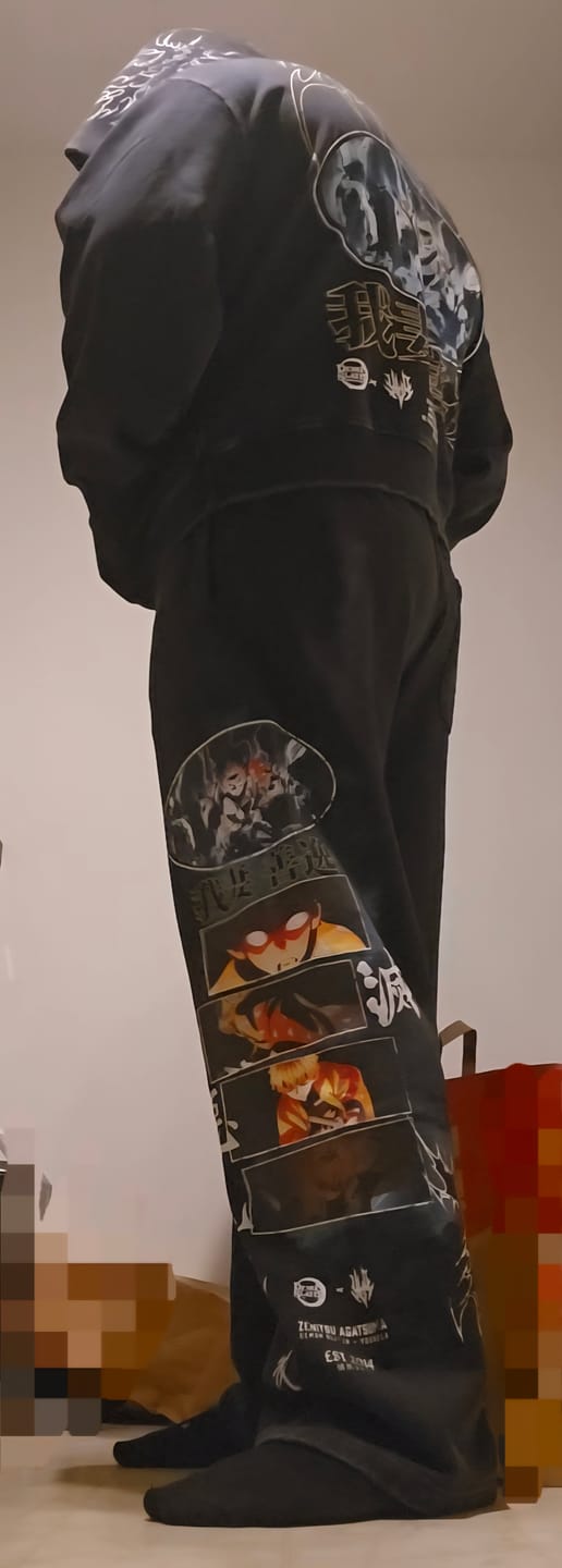 Customer photo review of 2153 - Demon Slayer: Kimetsu no Yaiba - Sweats