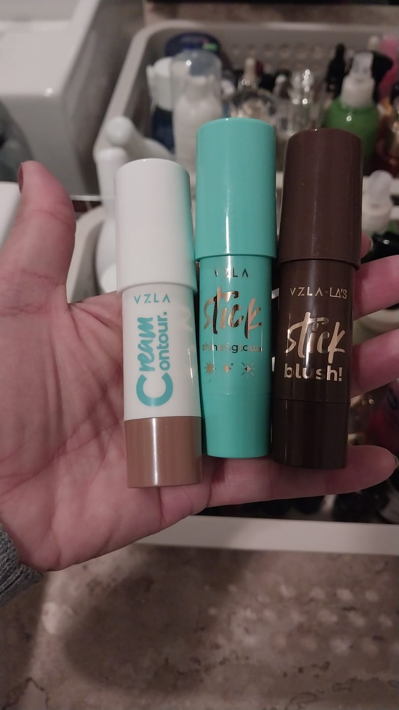Customer photo review of Shine And Glow – Iluminador Em Stick – Vizzela
