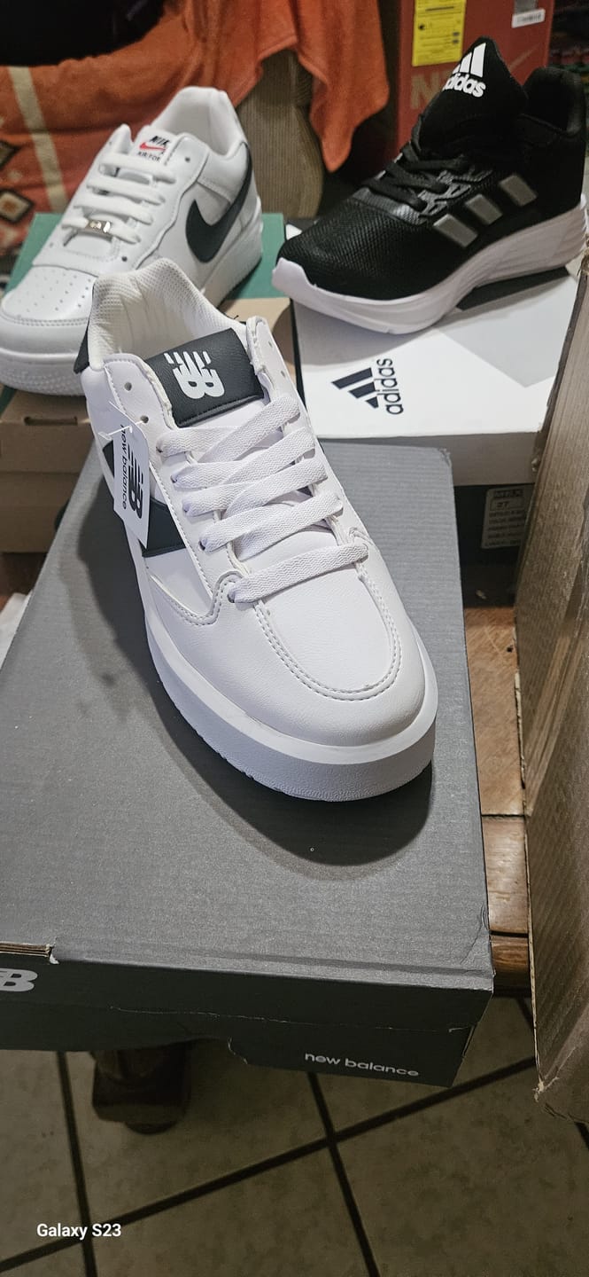 Customer photo review of Tenis 270 Blanco Negro