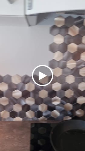 Kundeanmeldelse med video av 10-pk Latte hexagon selvklebende veggfliser