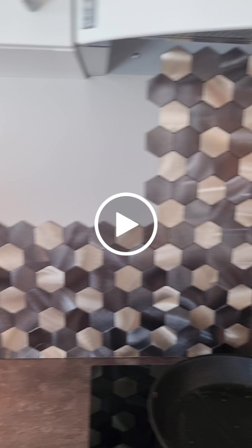 Customer video review of 10-pk Latte hexagon selvklebende veggfliser