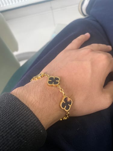 Un cliente luciendo la Pulsera Black Clover Oro en su muñeca.