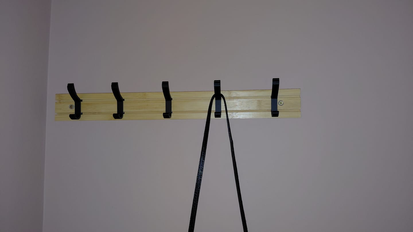 Customer photo review of Perchero de Bambú 5 Colgadores Ganchos Móviles de Aluminio